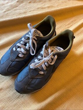 Nike Men’s Gray and Olive Green Low-Top Sneakers